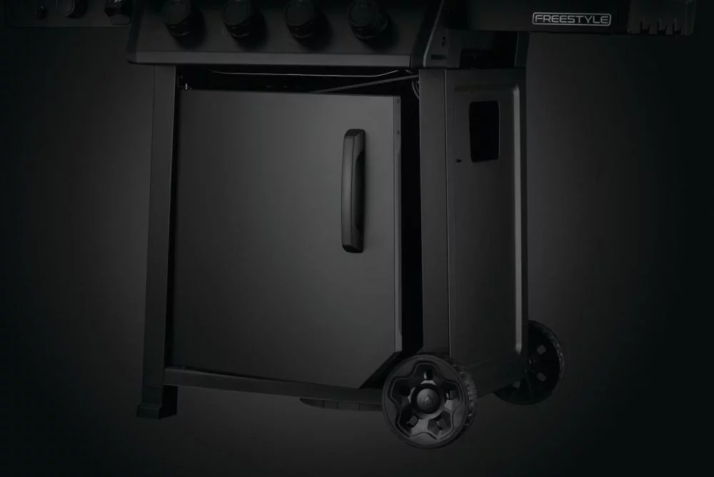 Miejsce na butle z gazem w zamkniętej konstrukcji wózka