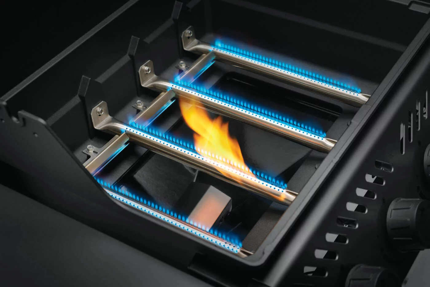 F365SBPGT-RC-Web-Gallery-08-Freestyle-Sear-Details-Empty-Burners-On-Jet-Fire__Cmyk_Final